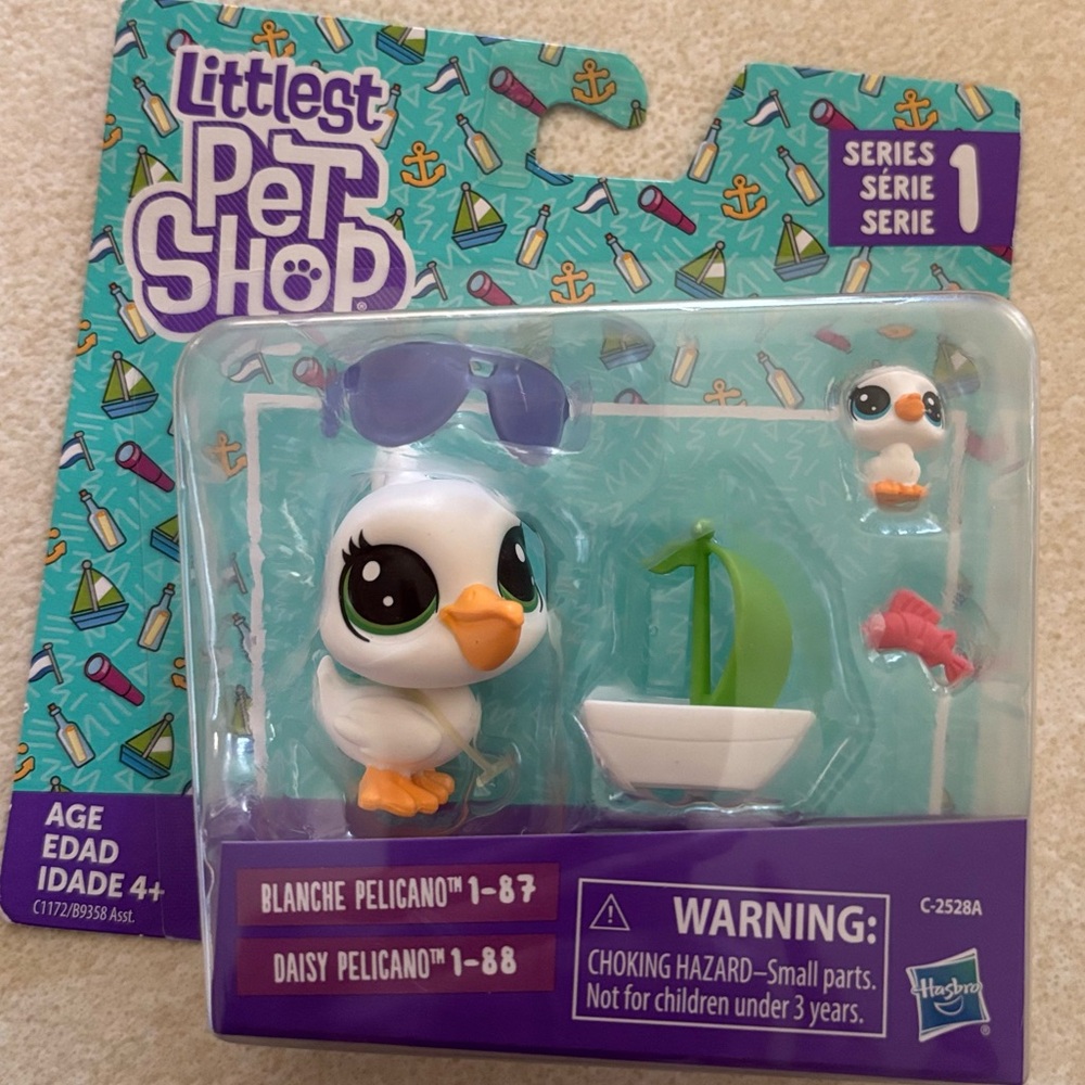 Never opened!! NEW 2017 Hasbro Littlest Pet Shop Pelican and Baby Pelican Set